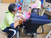 22病棟行事「家族へ送るグリーティングカードを作ろう」