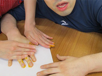 21病棟　制作  『21病棟みんなの手形・足形を取っているよ♪』