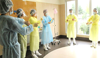 看護部 1階病棟 個人防護具着脱訓練