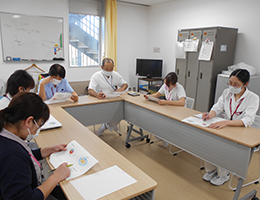 看護部 3階病棟 認知症ケアについての学習会をしています