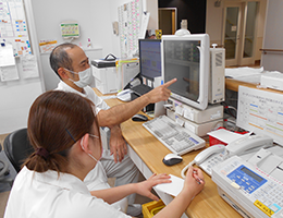 看護部 3階病棟 先輩から心電図を読み方を教わっています