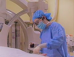 看護部 手術・中央材料室 血管造影室での看護師の様子